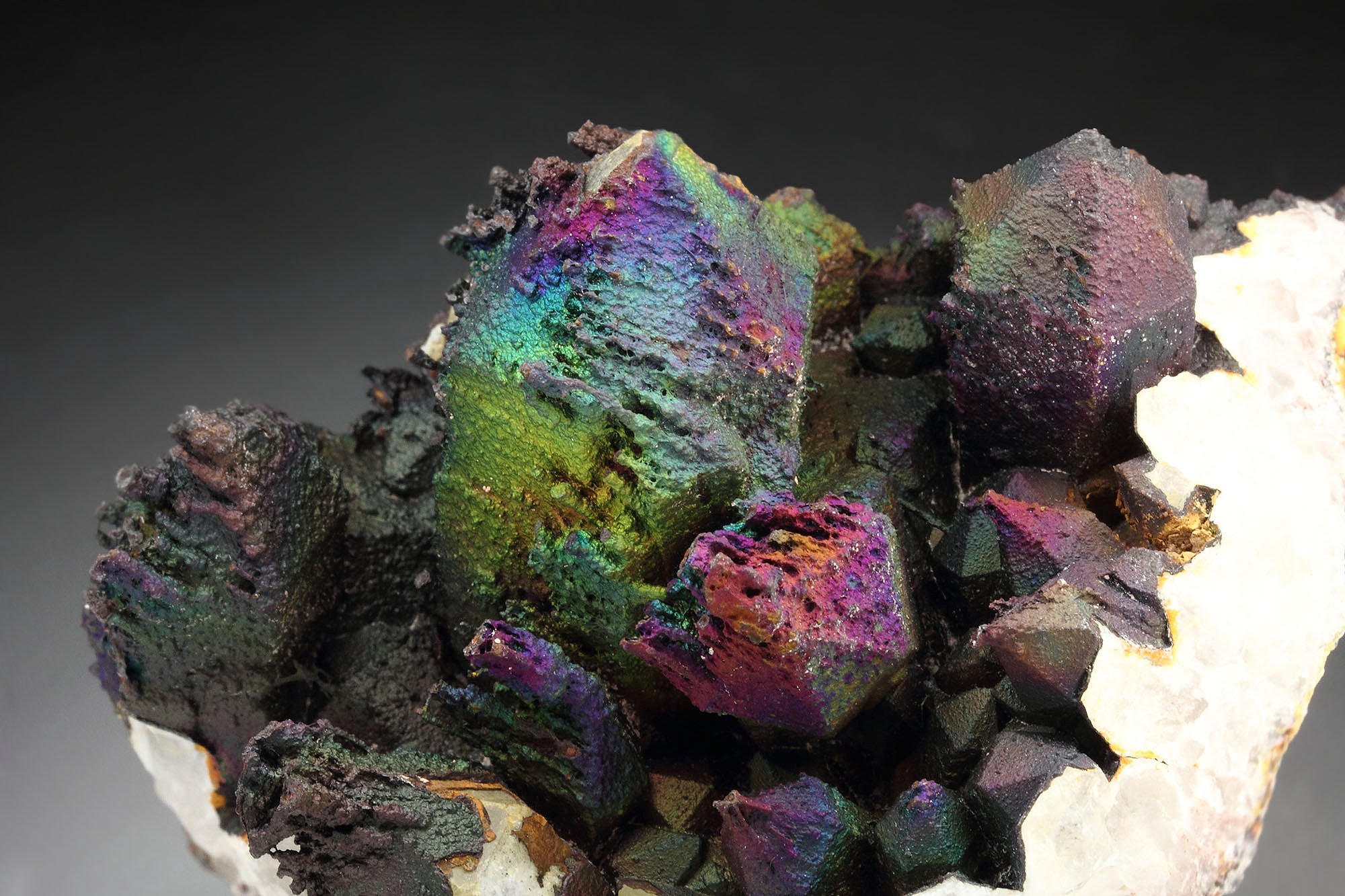 iridescent GOETHITE, QUARTZ