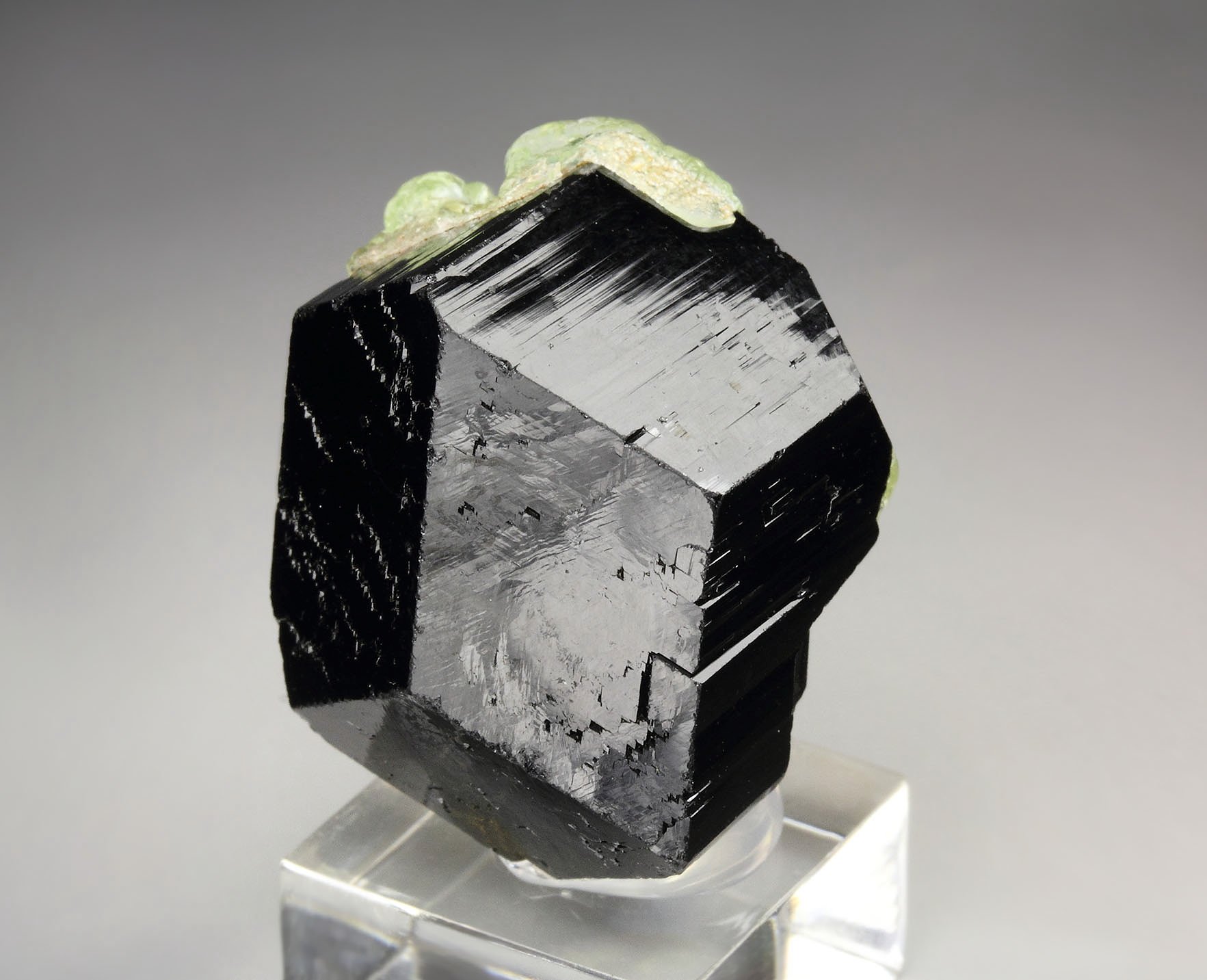 TOURMALINE var. SCHORL, fluorescent OPAL var. HYALITE