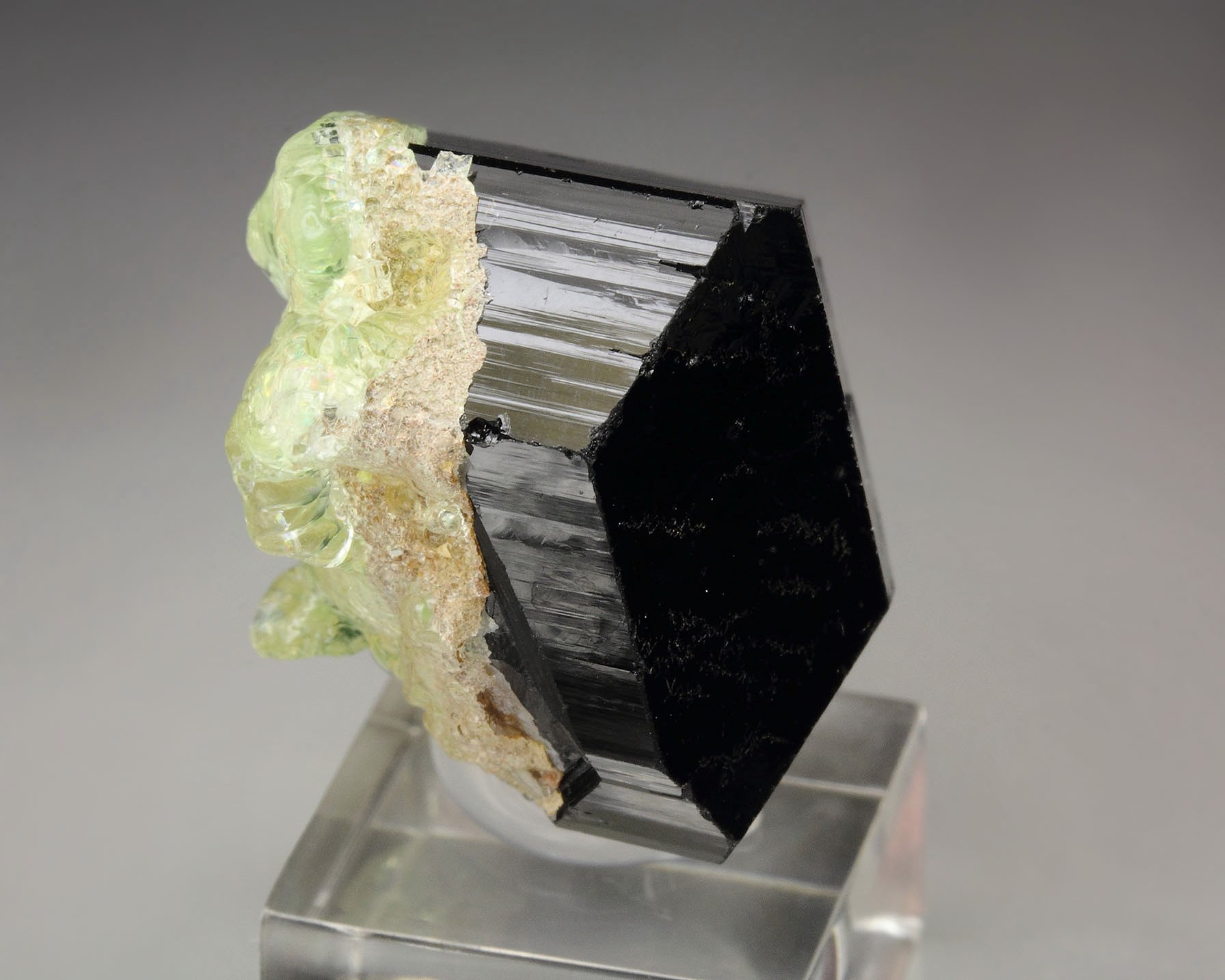 TOURMALINE var. SCHORL, fluorescent OPAL var. HYALITE