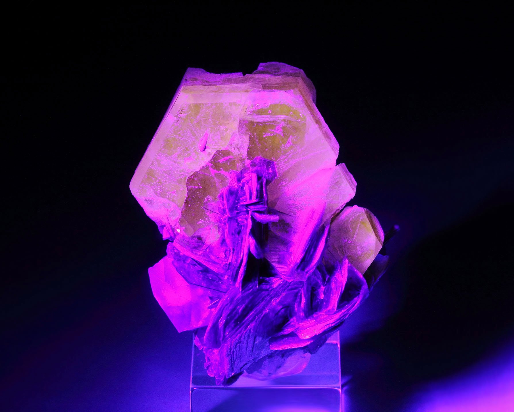 gem FLUORAPATITE, MUSCOVITE