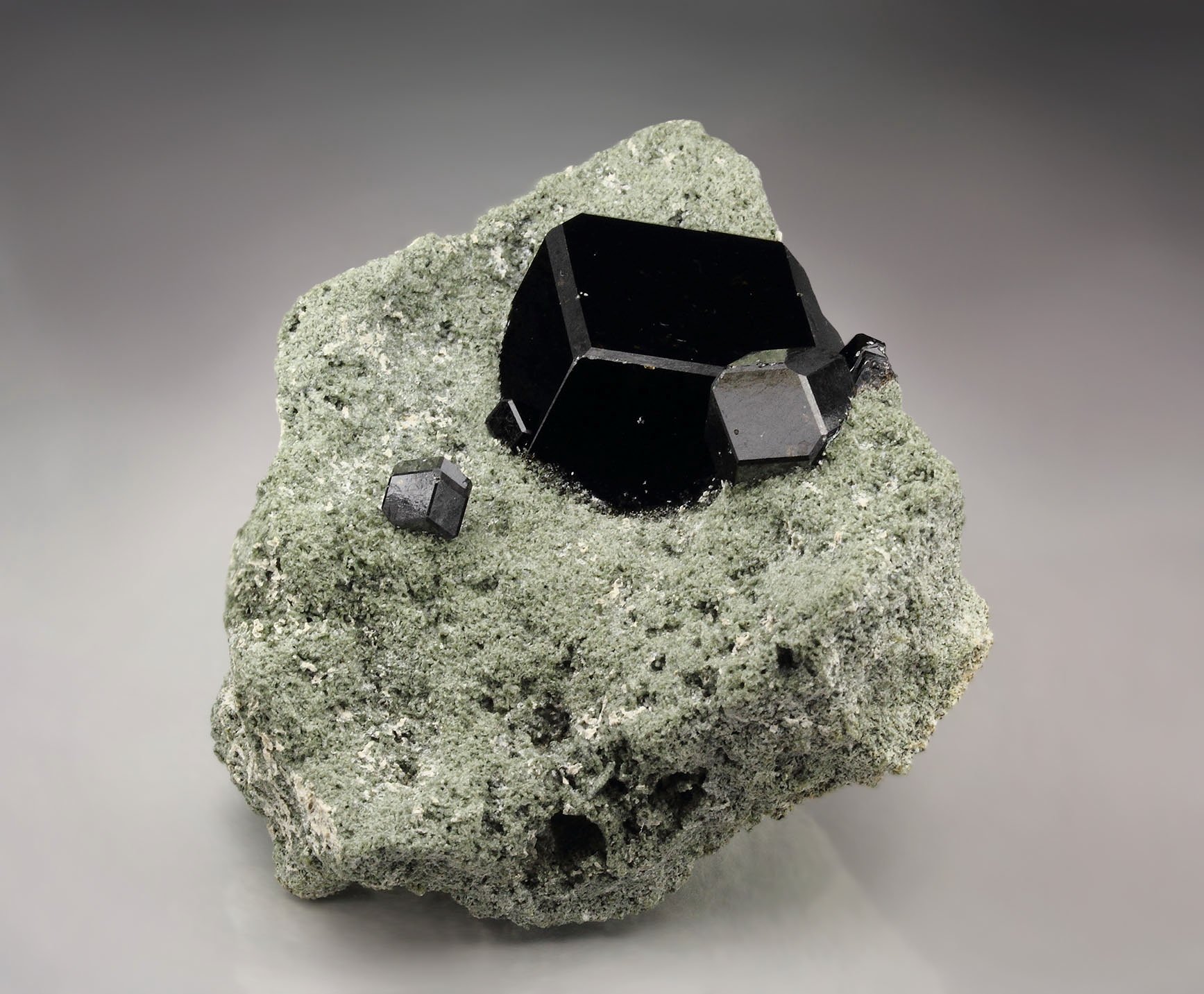 GARNET var. ANDRADITE var. MELANITE