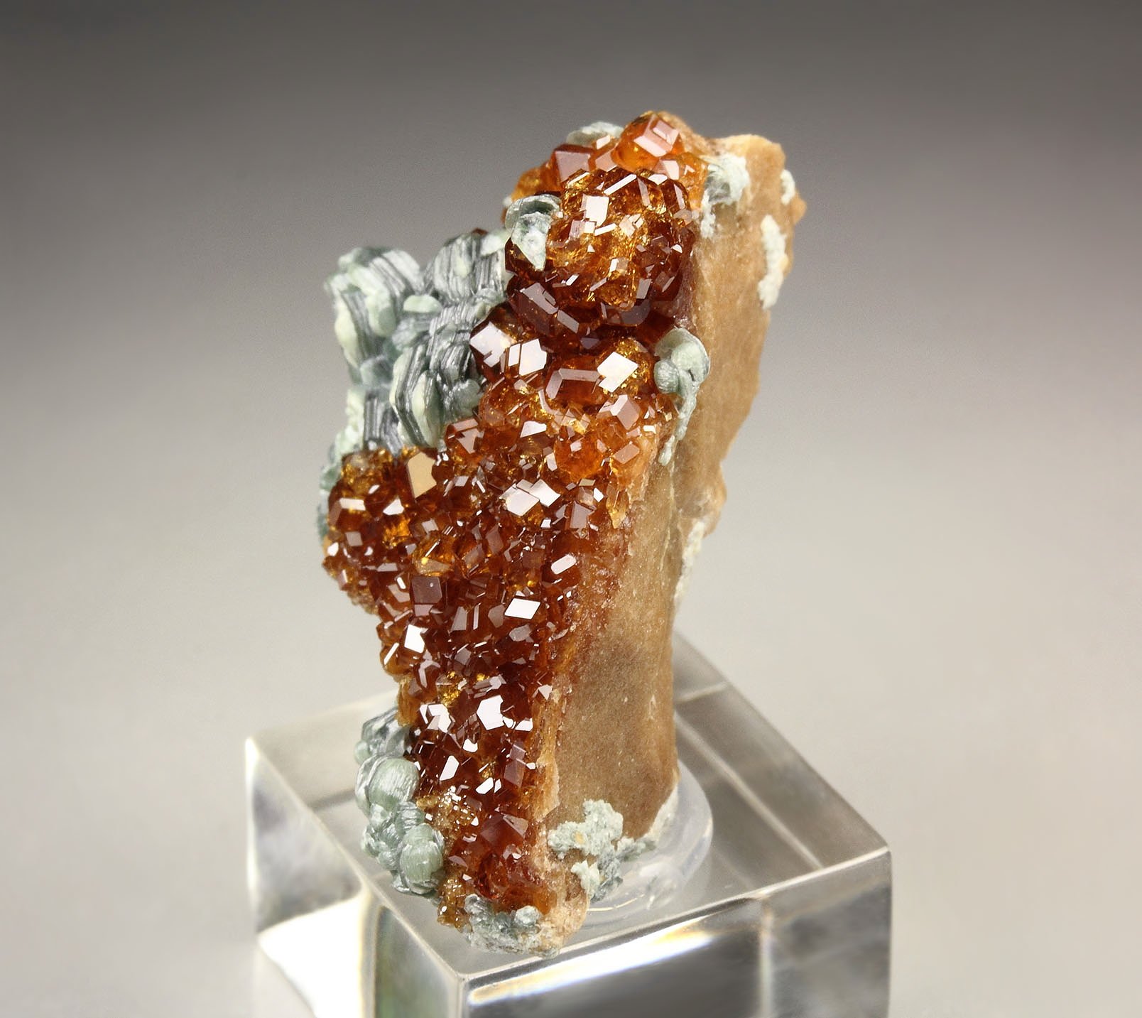 gem GARNET var. HESSONITE, CLINOCHLORE