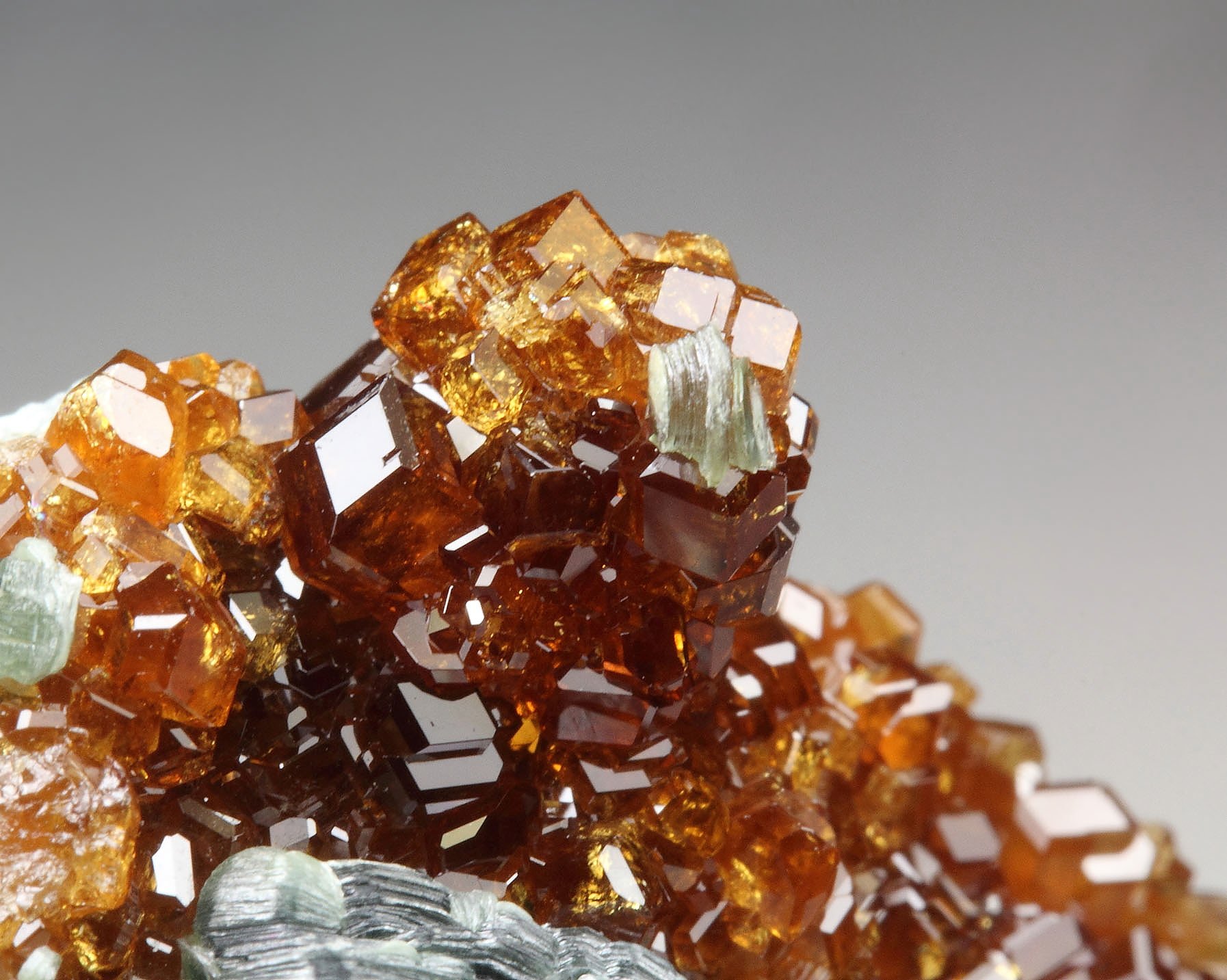 gem GARNET var. HESSONITE, CLINOCHLORE