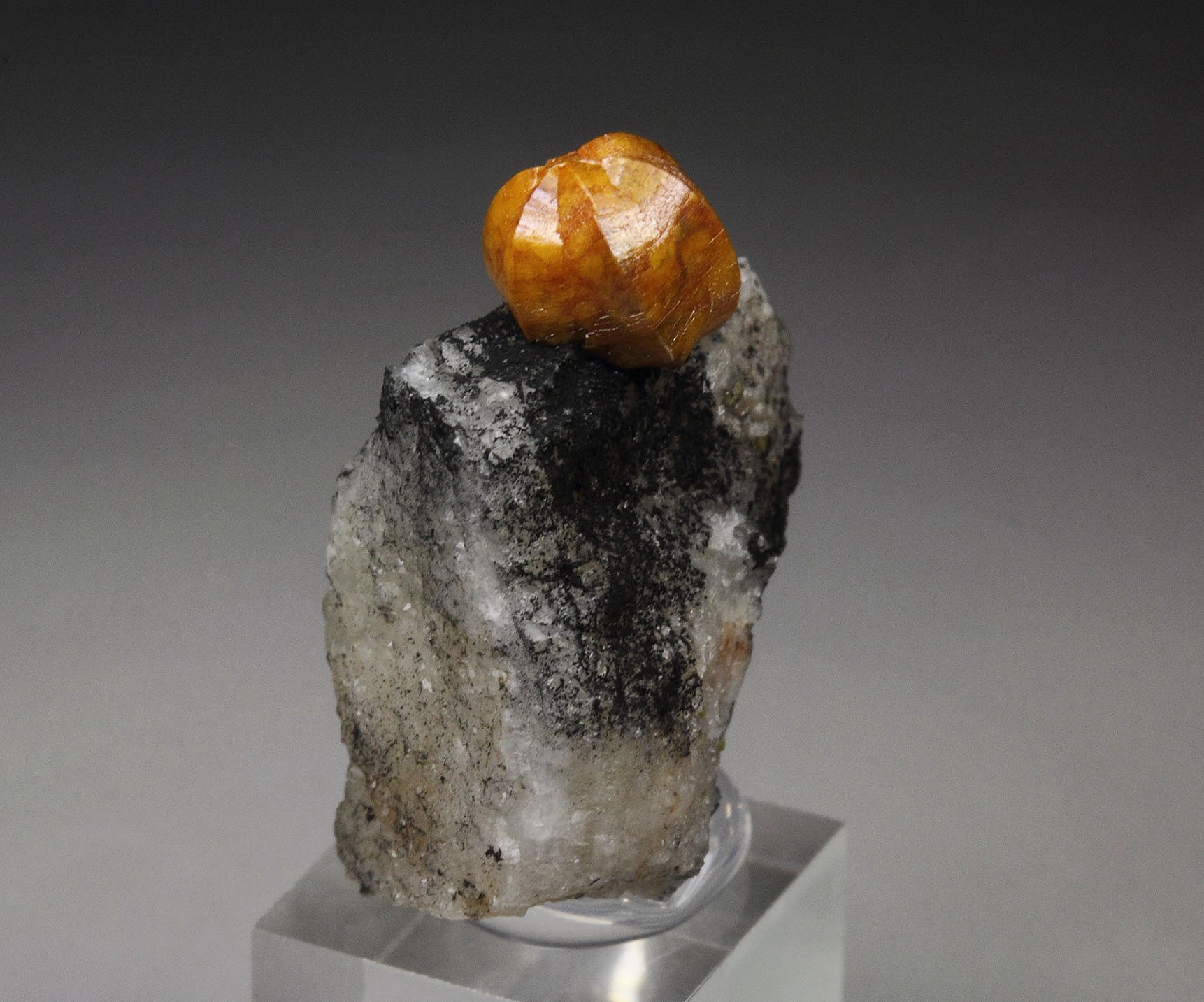 twinned MIMETITE var. CAMPYLITE