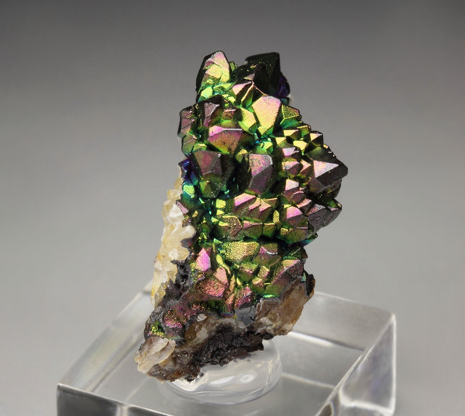 iridescent GOETHITE, QUARTZ