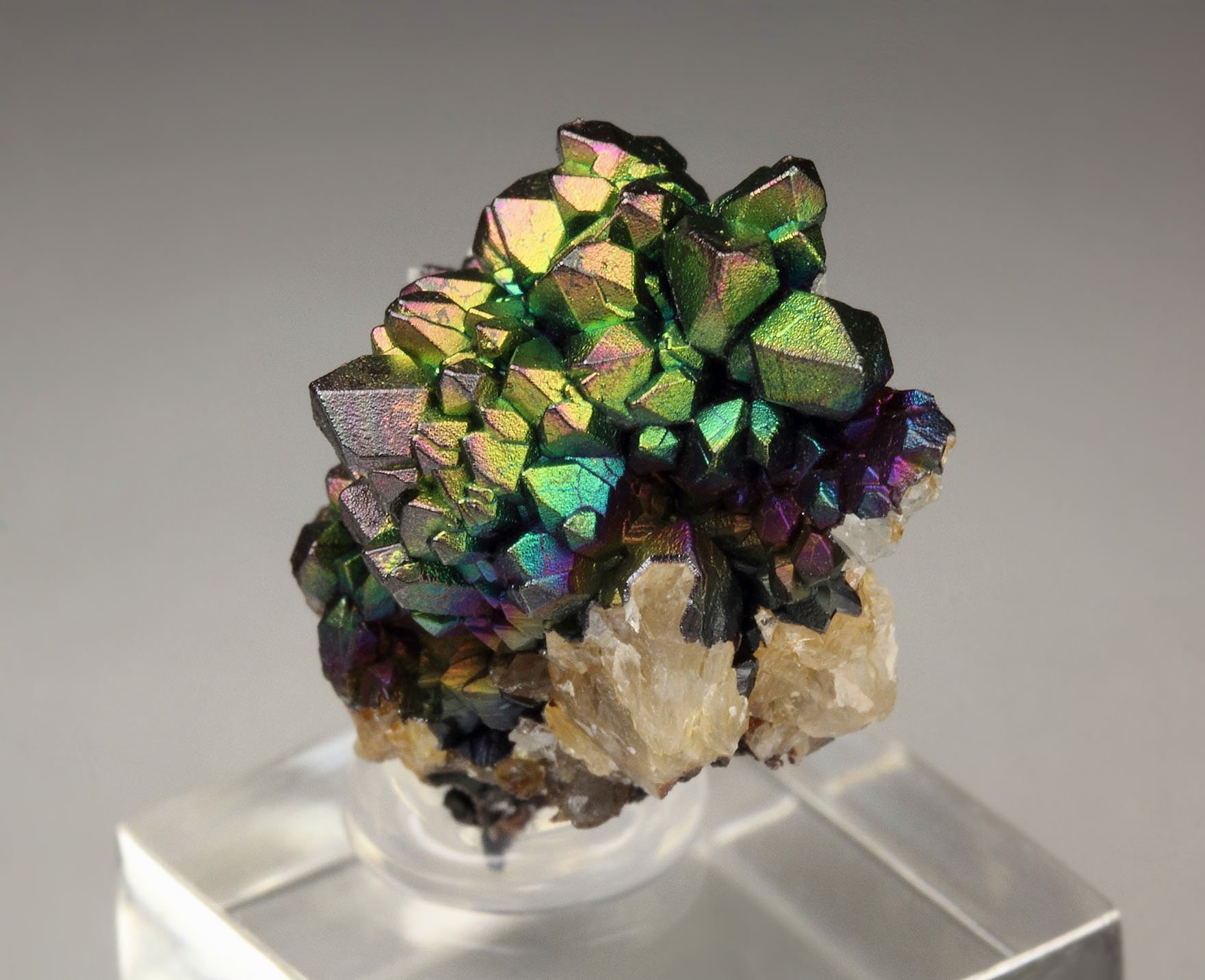 iridescent GOETHITE, QUARTZ