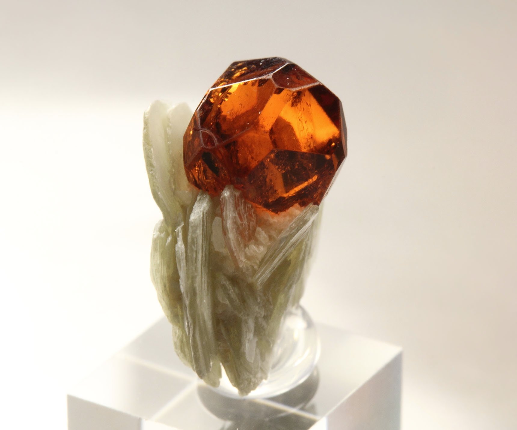 gem GARNET var. SPESSARTINE, MUSCOVITE