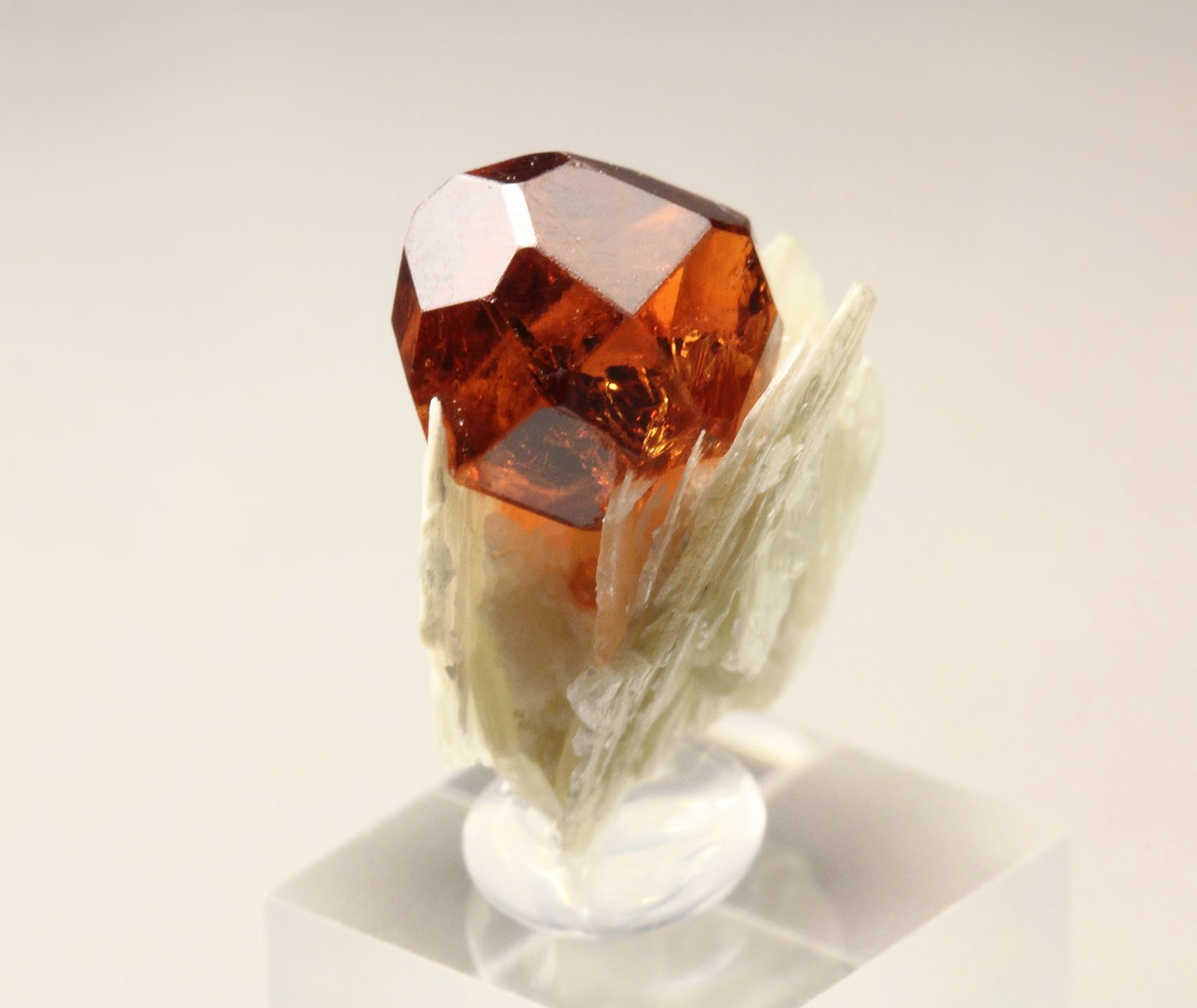 gem GARNET var. SPESSARTINE, MUSCOVITE