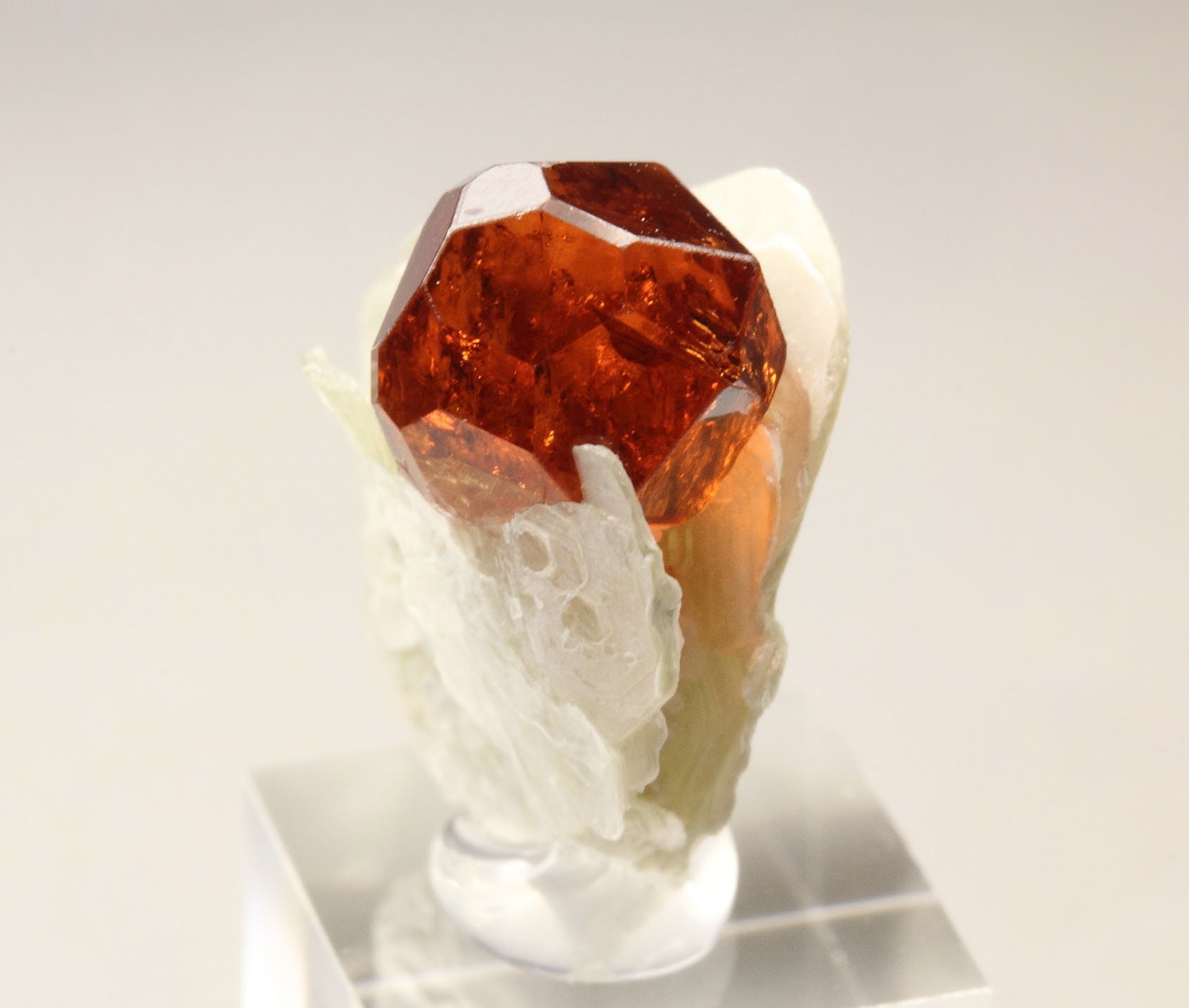 gem GARNET var. SPESSARTINE, MUSCOVITE