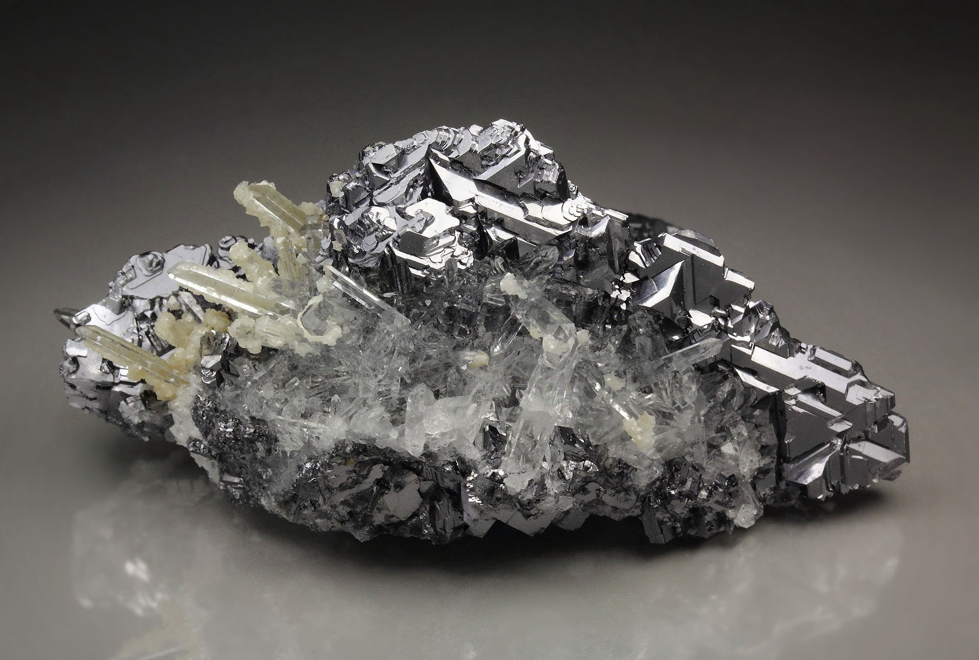 GALENA - SPINEL LAW TWIN, QUARTZ, CALCITE