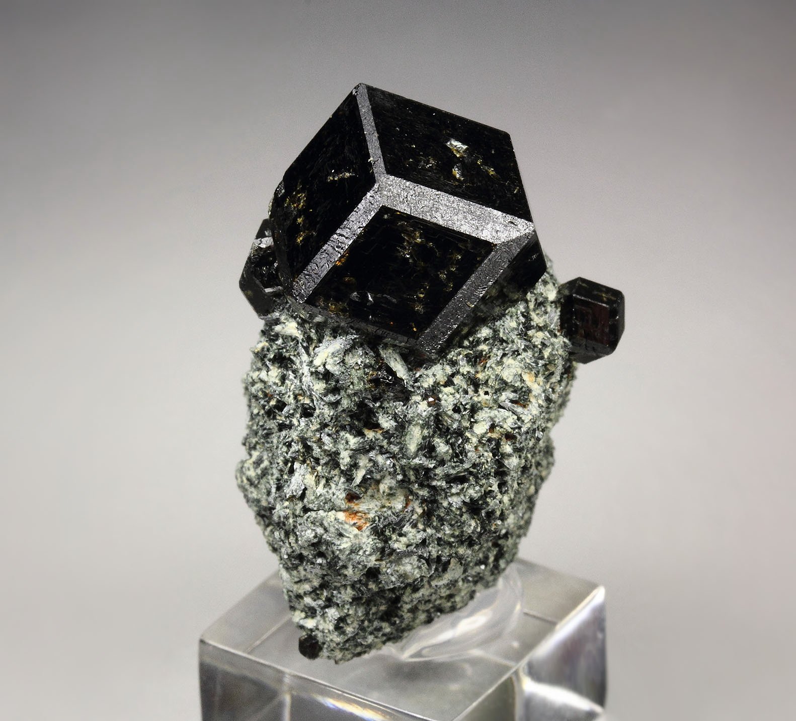 GARNET var. ANDRADITE var. MELANITE