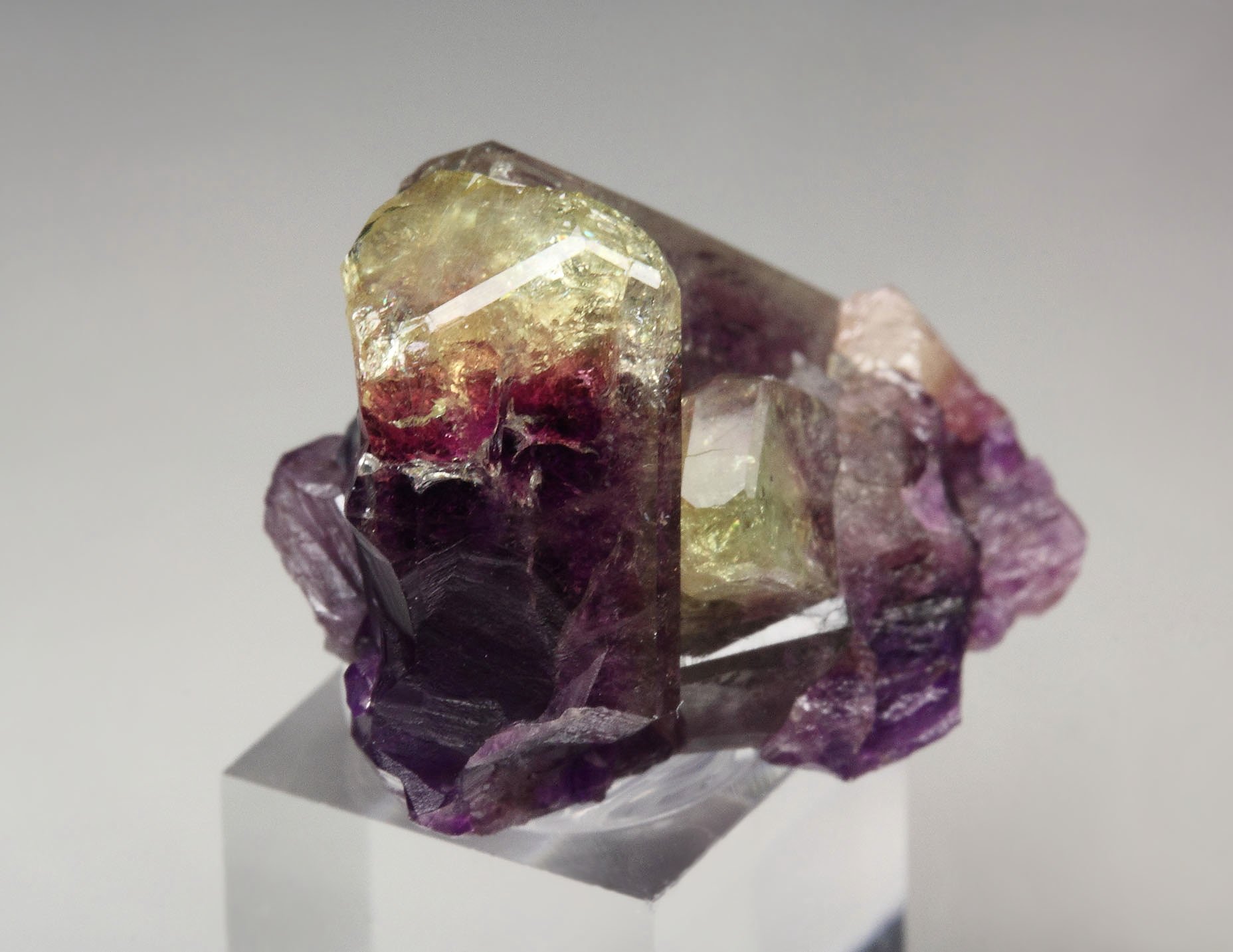 gemmy VESUVIANITE var. MANGANOAN