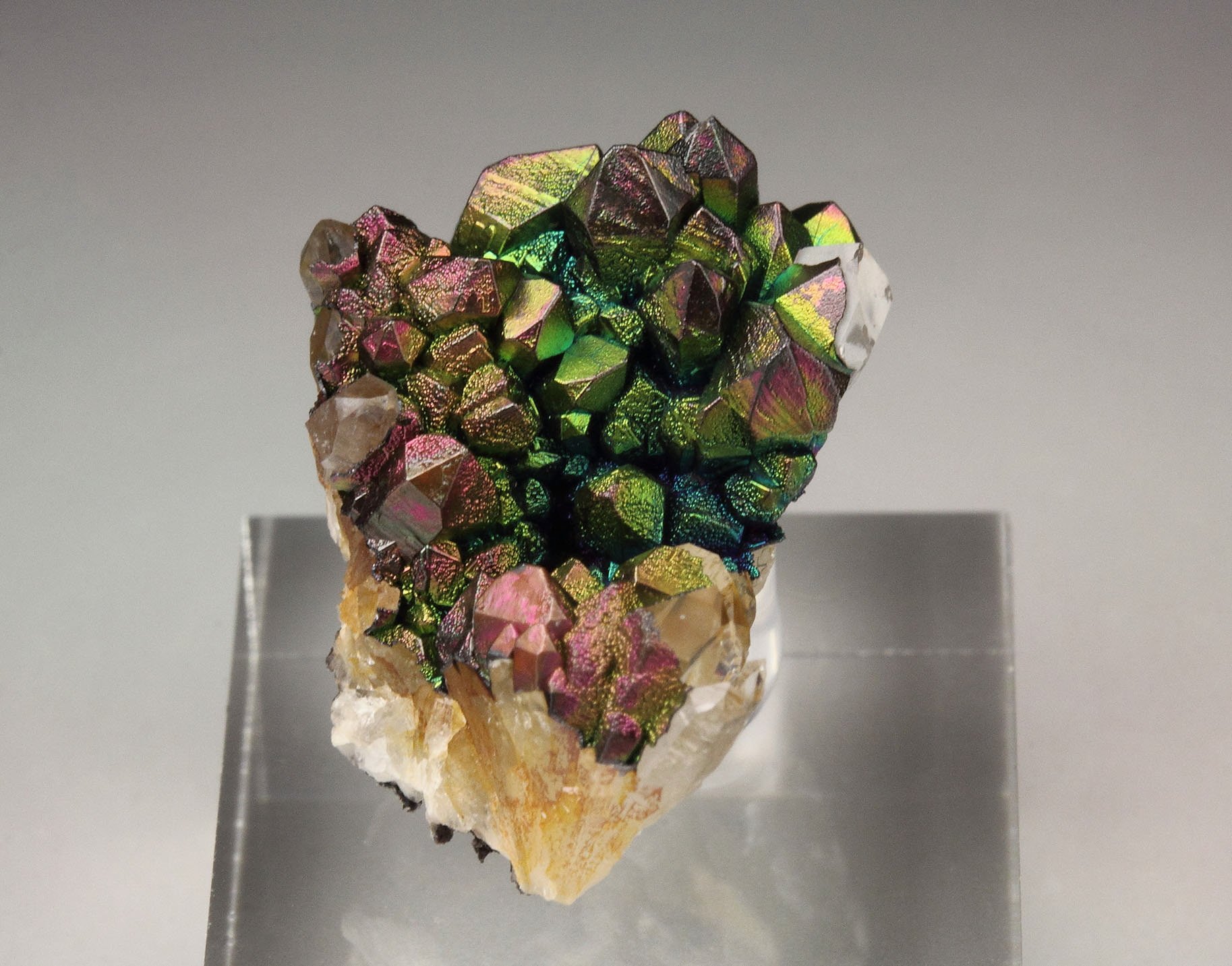 iridescent GOETHITE, QUARTZ