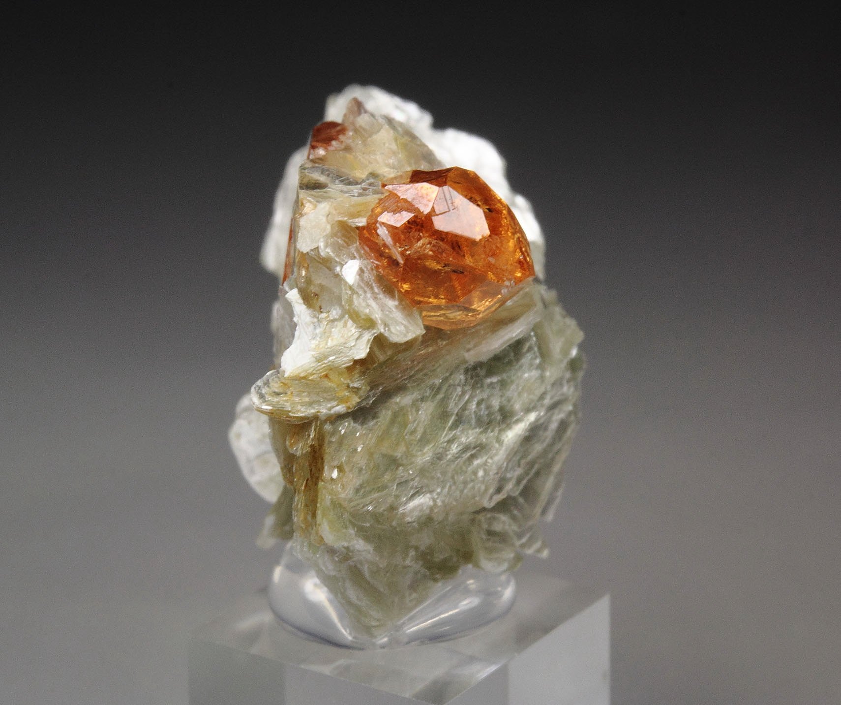 gem GARNET var. SPESSARTINE, MUSCOVITE