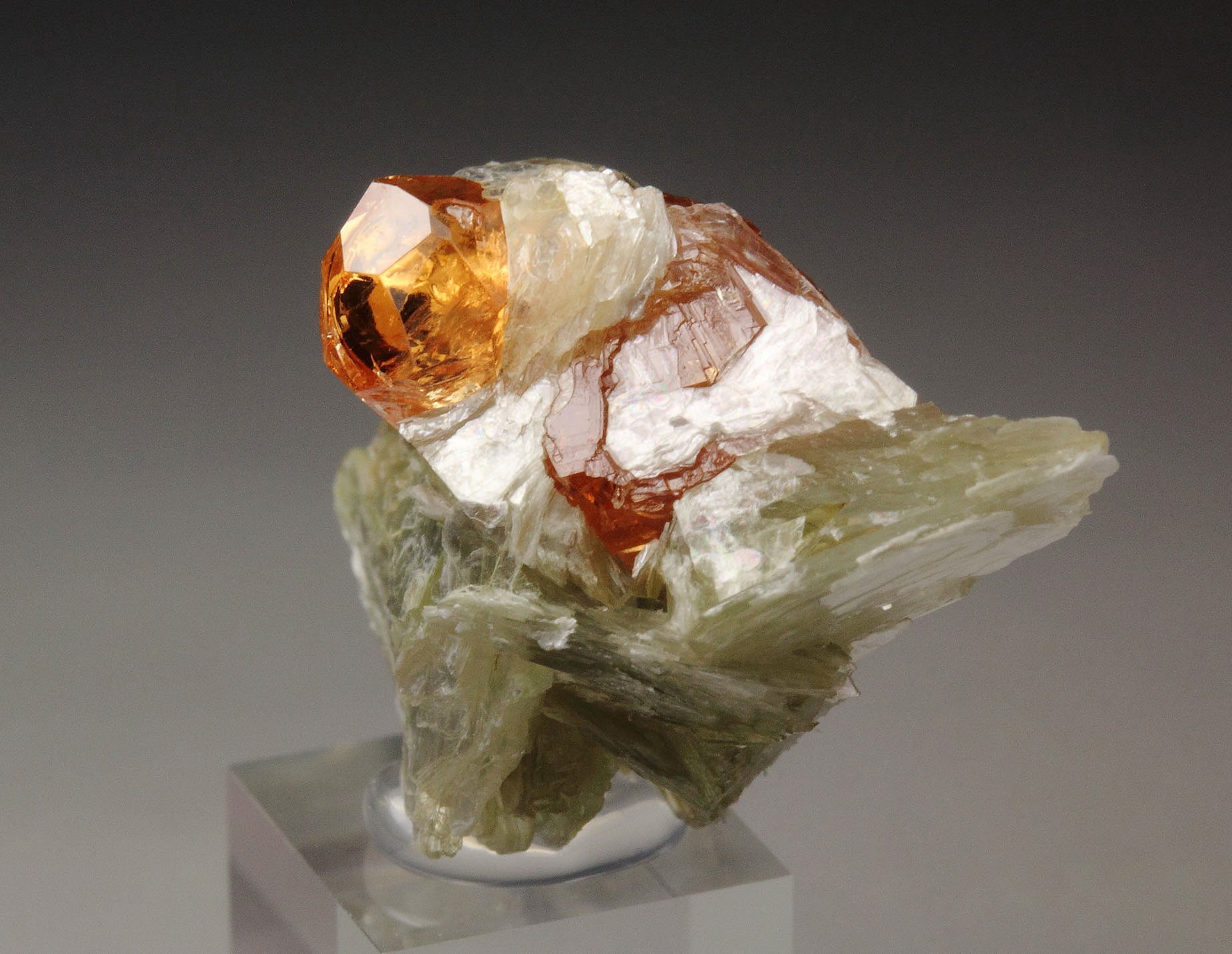 gem GARNET var. SPESSARTINE, MUSCOVITE