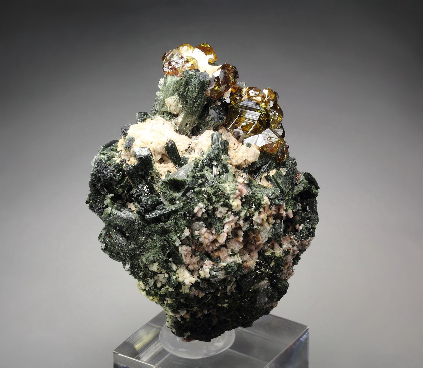 gem GARNET var. ANDRADITE var. TOPAZOLITE, ACTINOLITE