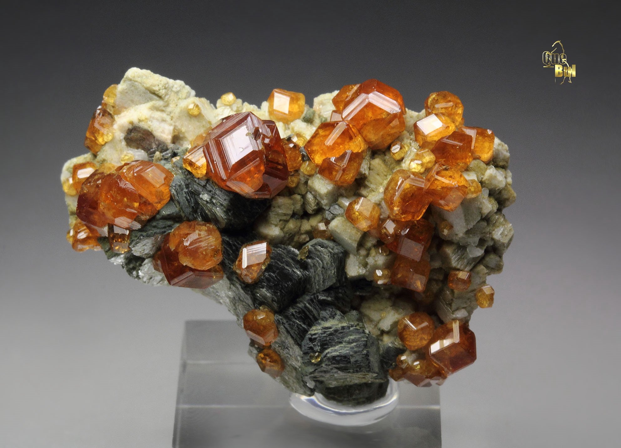 gem GARNET var. SPESSARTINE, MUSCOVITE