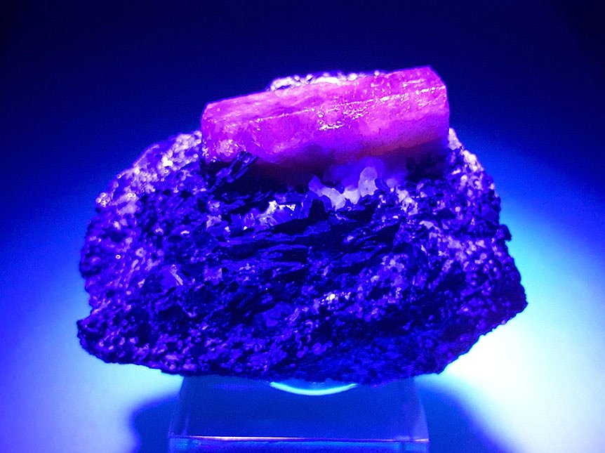 bi-color CORUNDUM var. RUBY, MUSCOVITE
