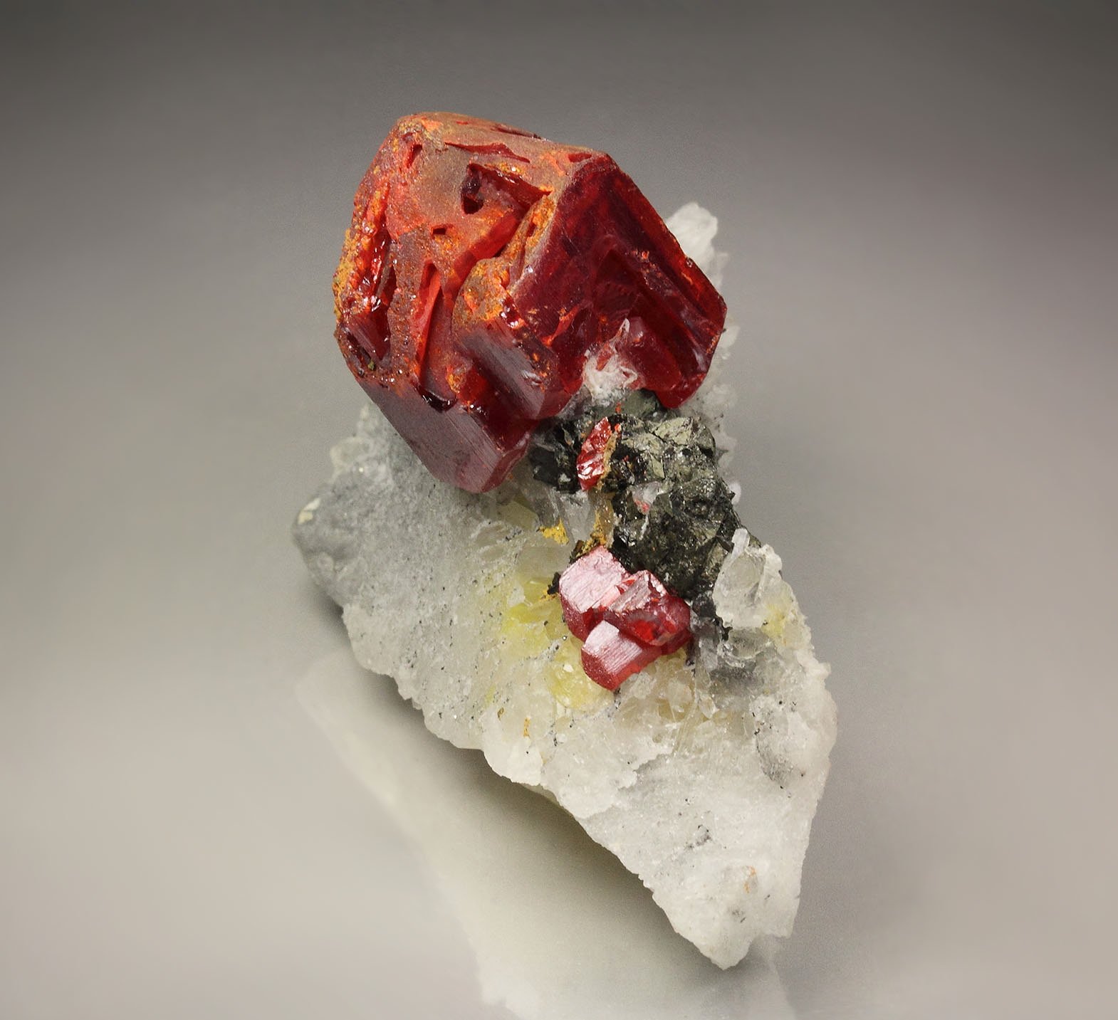 REALGAR, SPHALERITE, QUARTZ